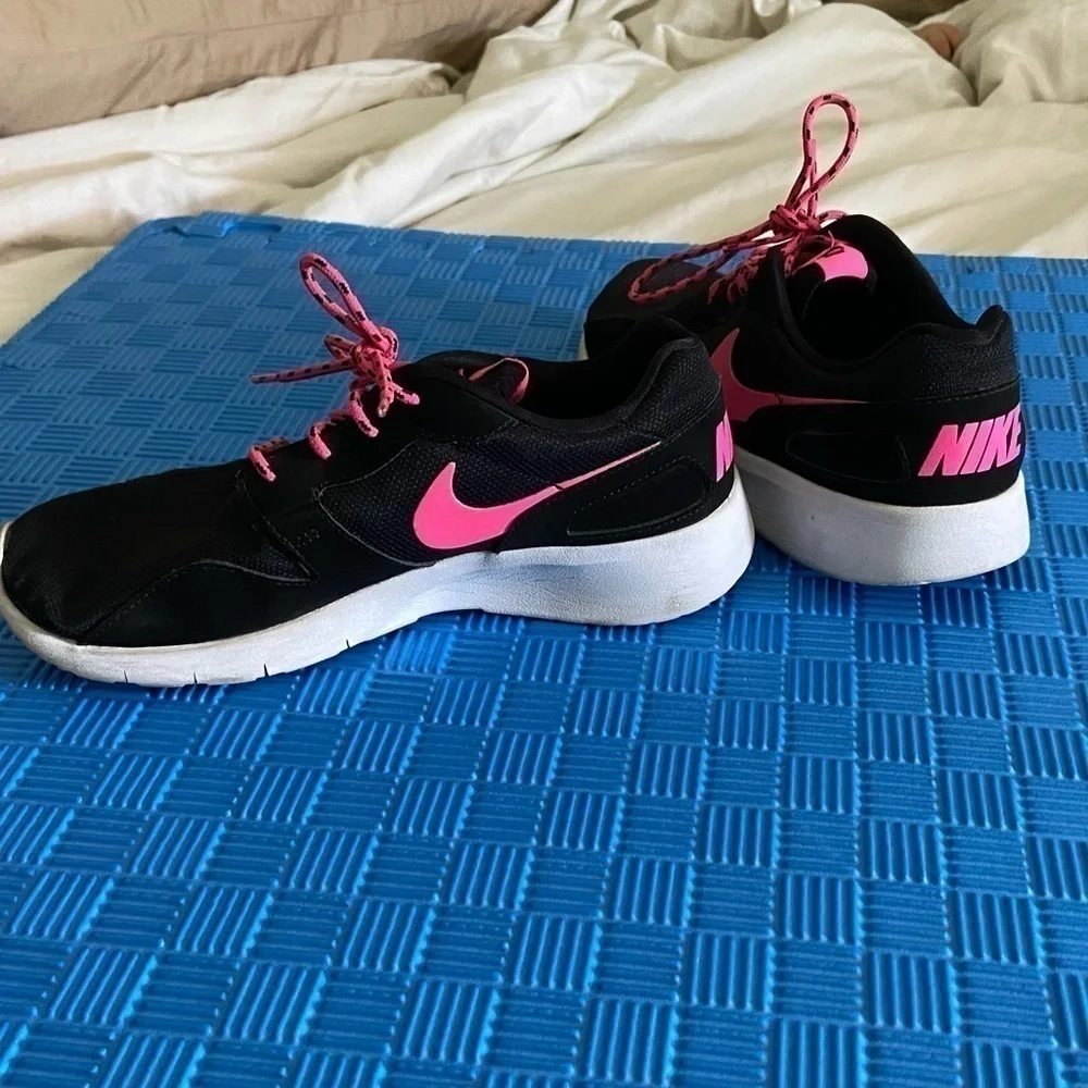 Nike Kaishi (GS) Athletic/ Running Shoes size 6.5Y/ Euro 39